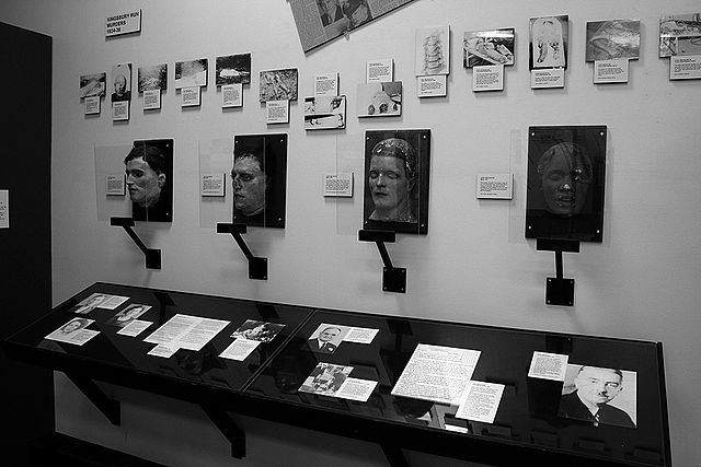 Torso Murder death mask display at the Cleveland Police Museum. Credit: gargantuen - Flickr: Death Mask Display, CC BY-SA 2.0