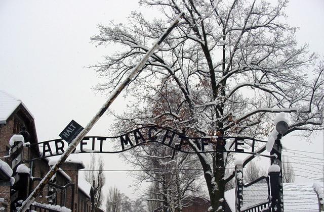 Auschwitz-Work Set Free, CC BY-SA 3.0