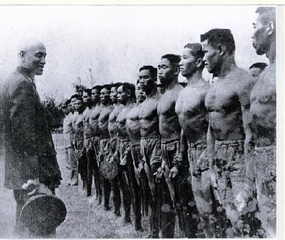 Circa 1950s: Chiang Kai-shek speaking to ROC soldiers.