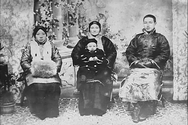 Early family of Chiang Kai-shek: Chiang Kai-Shek (right) with his first wife Mao Fumei (left), mother Wang Caiyu (center back), and the first son Chiang Ching-guo (center front).