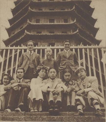 3 Pairs at the foot of Liuhe Pagoda, including Jiang Qing, Ma Jiliang, Zhao Dan, Ye Luqian, Gu Eryi and Du Xiaojuan.