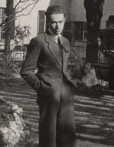 Primo Levi in ​​the courtyard of the "Il Saccarello" estate of his maternal grandmother, located on the road to Superga. Oral description and dating to 1942 (or 5 February 1943) by Anna Maria Levi.