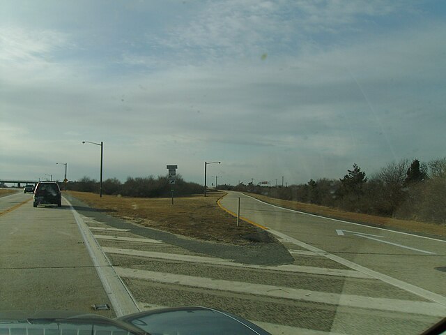 Exit for Robert Moses Causeway on the Ocean Parkway, near where the first body was found. Mitchazenia - Own work, CC BY-SA 3.0