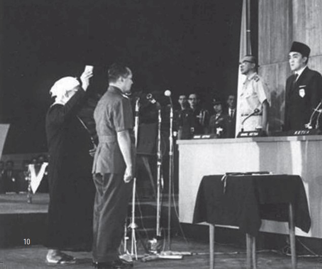 General Suharto's inauguration and oath-taking as the 2nd Acting President of the Republic of Indonesia. at the MPR/DPR Jakarta by the chairman of the Provisional People's Consultative Assembly (MPRS), General A.H. Nasution, March 11, 1967. ANRI. MPR RI