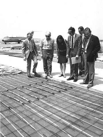 Installation of the MULTIBETON open-air heating system on 2 x 16,000 m² at Zurich-Kloten Airport in 1972 Credit: Artus Feist - Archiv Multibeton GmbH, CC BY-SA 4.0