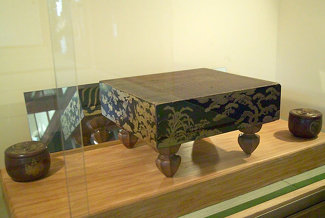 This maki-e go board is at the temple named Ryōgen'in 龍源院 at Daitoku-ji, Kyoto, Japan. It was used by Toyotomi Hideyoshi and Tokugawa Ieyasu. The containers to the left and right of the board bear their family crests. I took this photo and contribute my rights in the file to the public domain; individuals and organizations retain rights to images in it.