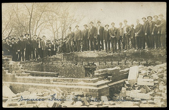 Gunness Farm La Porte. Credit: Steve Shook from Moscow, Idaho, USA - Gawkers at the Cellar, 1908 - Belle Gunness, CC BY 2.0